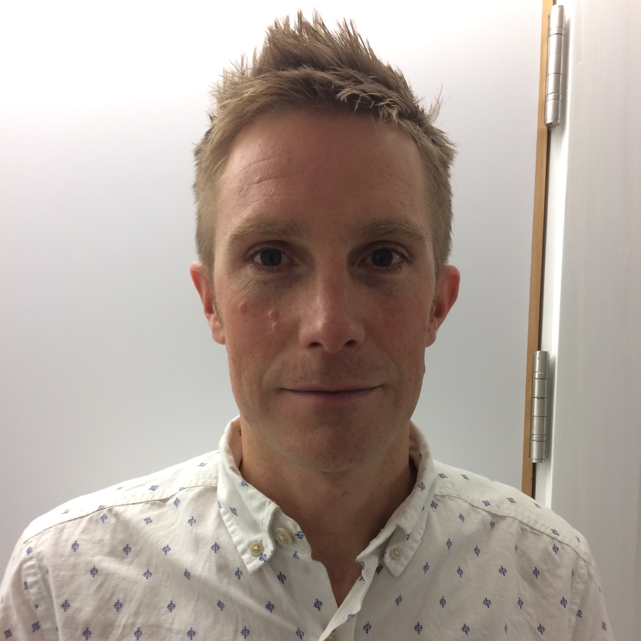 Photo 4521 (left) and photo 4527 (right). For the predictors fitted in model `mbinom.1`, these photos have the same values ($\texttt{type}=\texttt{grumpy}$ and $\texttt{ypub}=16$ years)